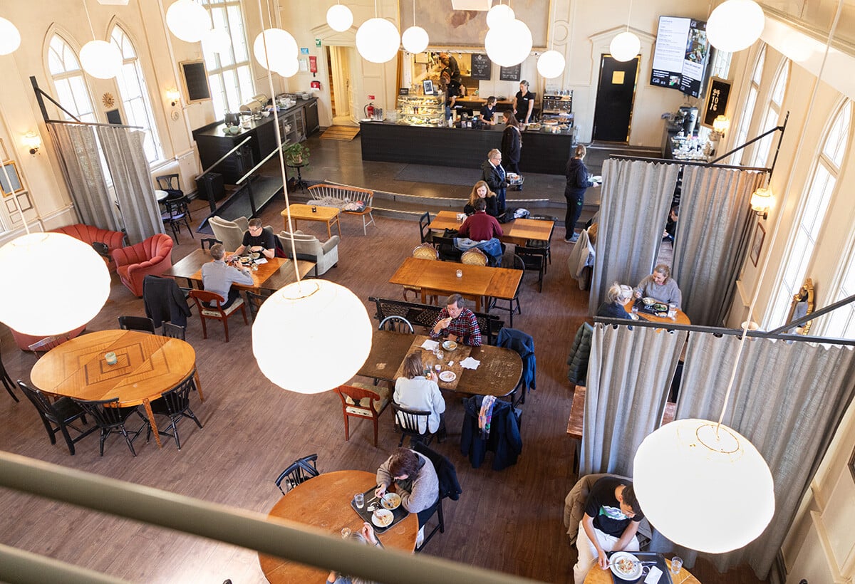 Personer som sitter och äter vid olika bord i en restaurang - Vinnande verksamhet för alla | Seiva.