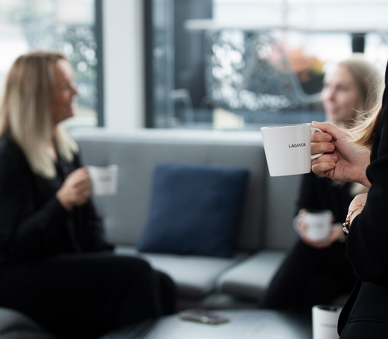 Några av våra medarbetare som dricker kaffe tillsammans | Seiva.