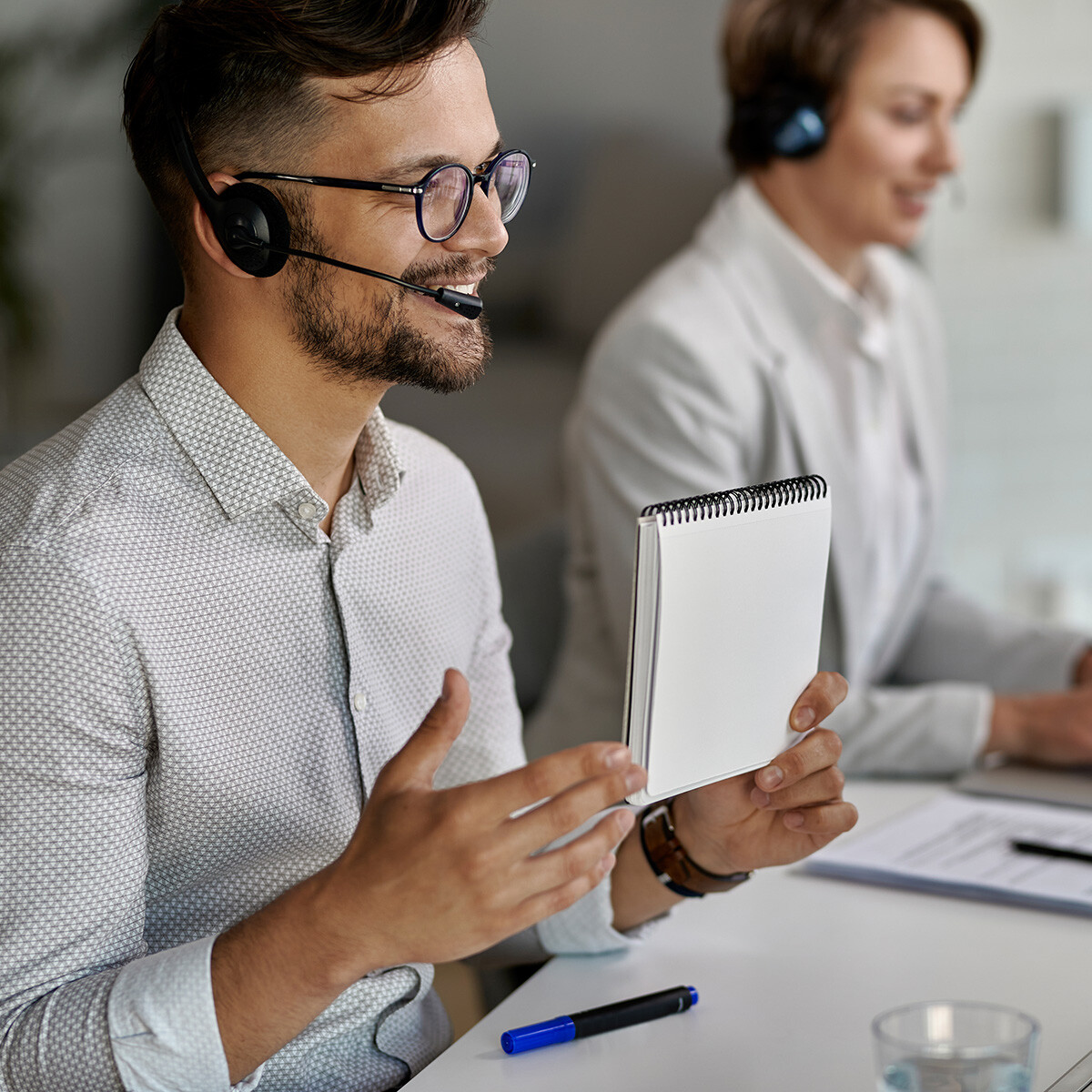 Två personer som använder headset för telefon | Kontakta Seiva.